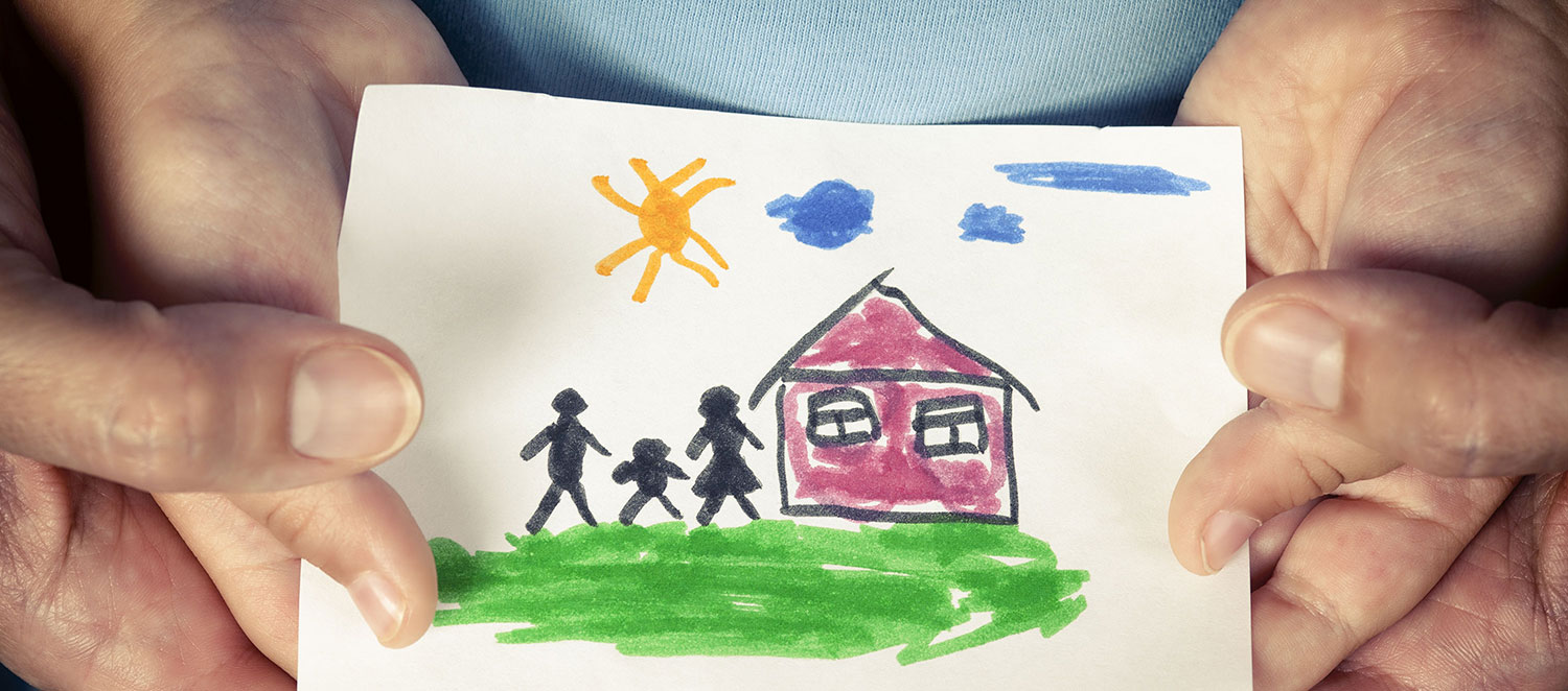 Vater und Kind halten Zeichnung von Haus und Familie in den Händen. 