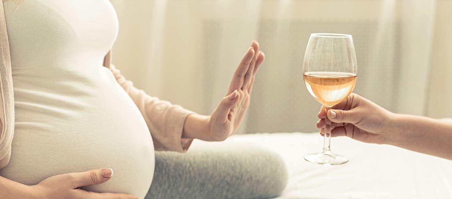 Schwangere Frau verweigert ein Glas Wein. 