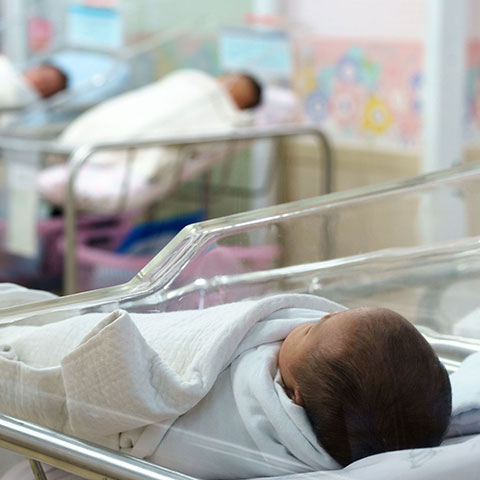 Kleine Babys im Bettchen im Krankenhaus. 
